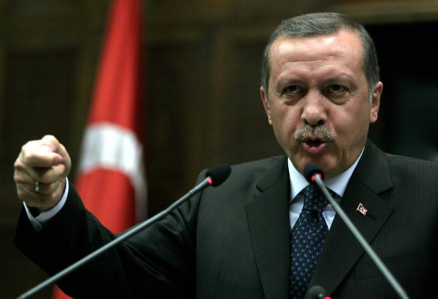 دهم مقر مجلة سخرت من أردوغان واعتقال مدير التحرير
