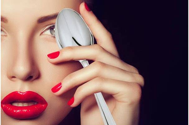 كيف تستخدمين معلقة الطعام لإطلالة أجمل؟