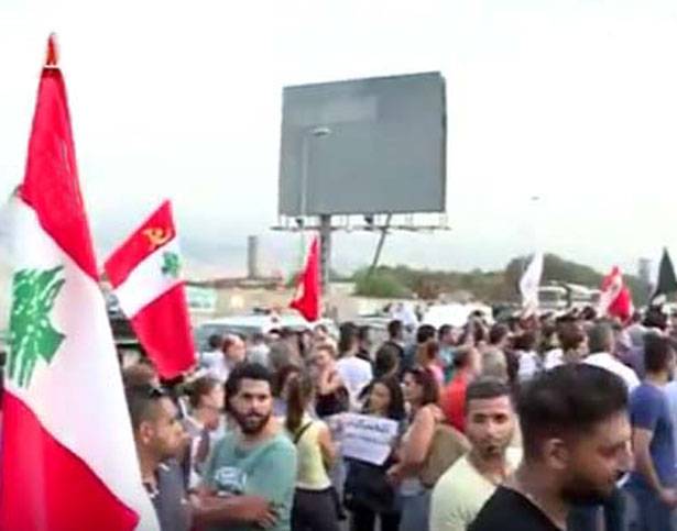 إعتصام لعدد من المواطنين على طريق المطار لمنع دفن انطوان لحد في لبنان
