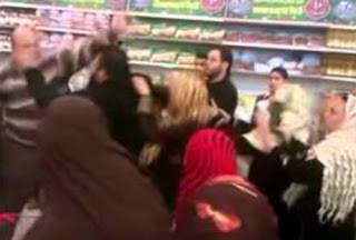 فيديو: مشاجرة بالأحذية بين رجل ومجموعة نساء في سوق تجاري