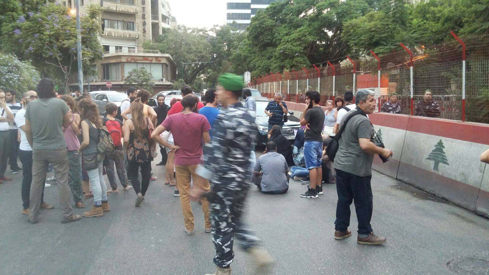 أهالي موقوفي 22 آب باقون أمام الداخلية حتى صباح الغد