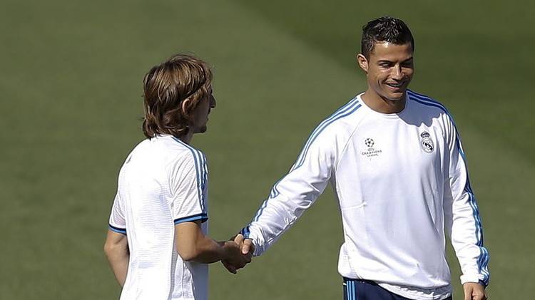 فيديو .. حتى لاعبو ريال مدريد يحلمون بمعانقة رونالدو