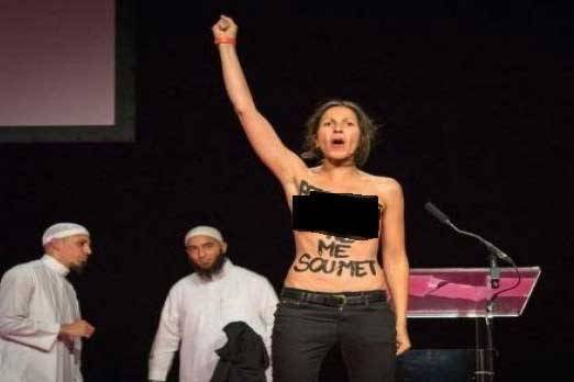 بالصور: اقتحمتا معرضا للمسلمين وهما عاريتا الصدر