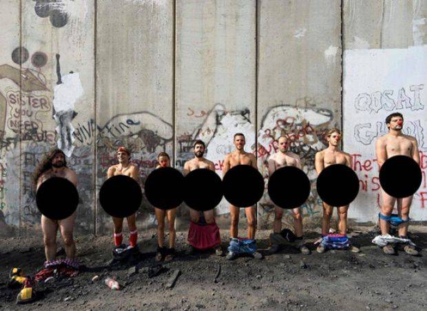 أجانب "عراة" امام الجدار الفاصل في بيت لحم تضامناً مع الشعب الفلسطيني!
