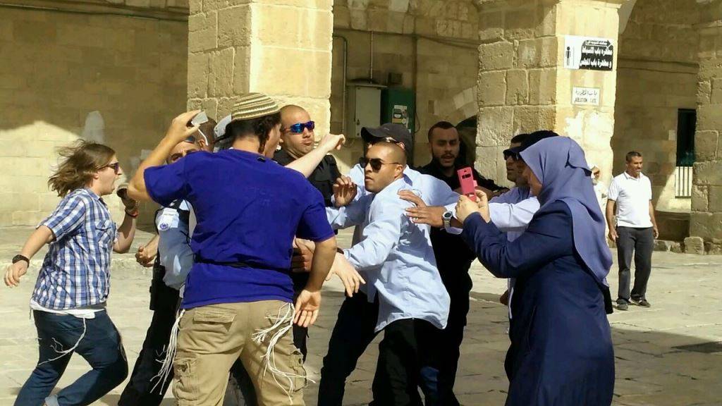 شاهد .. اعتداءات وحشية من قوات الاحتلال على حراس المسجد الأقصى