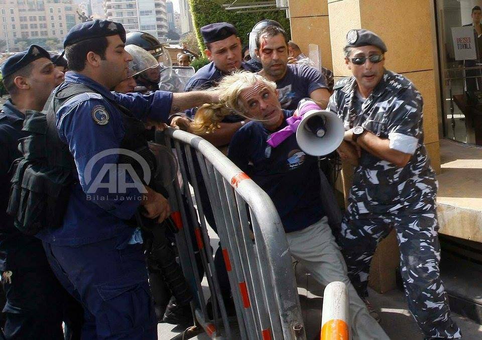 الاعتصام والتظاهر يتصاعدان... ومحاولات من أنصار بري لوقف اندفاعتهما