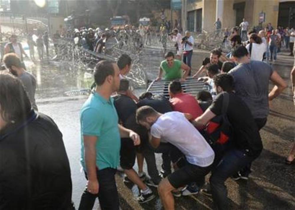 عناصر أمنية بلباس مدني حاولت سحب أحد المتظاهرين من داخل إحدى سيارات الصليب الأحمر في ساحة الشهداء