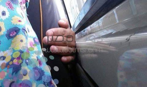 حاول لمس "جسمها" في الميكروباص.. فصورته وفضحته