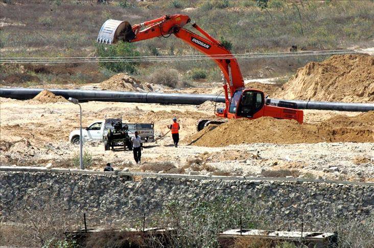 الجيش المصري يبدأ بضخ مياه البحر أسفل الحدود مع غزة لتدمير الأنفاق
