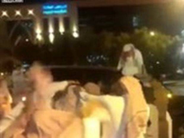 بالفيديو - سعودي تحرّش بفتاة تحت تهديد السلاح .. وهذا ما جرى له
