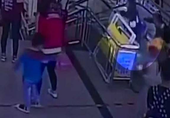 بالفيديو.. فتاة تنجو بأعجوبة من السقوط بين أسنان سلم كهربائي