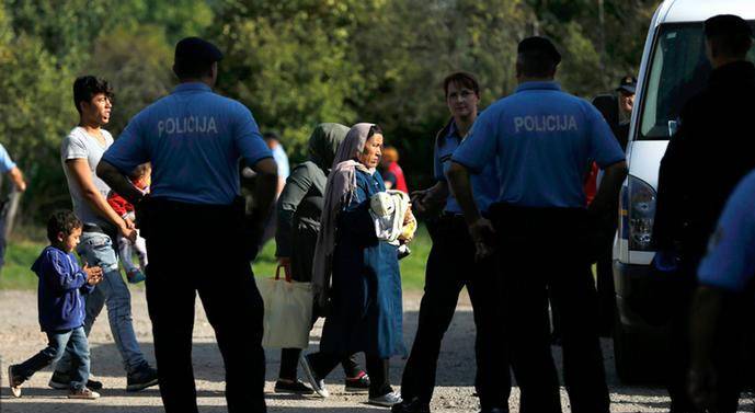 الشرطة السلوفينية تفرق مهاجرين على الحدود بالقنابل المسيلة للدموع