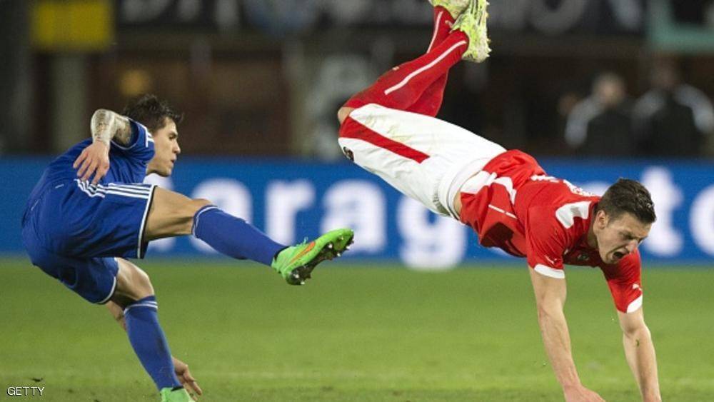 "العلكة" توقف لاعبًا 3 مباريات دولية