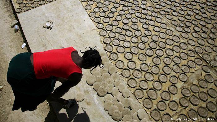 "فطائر الطين" .. وسيلة سكان هايتي لمواجهة الجوع!