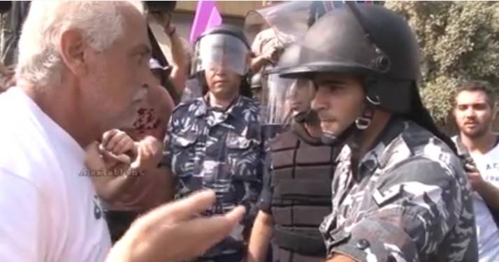 بالفيديو: مشهد "مؤثر" بين عسكري ومتظاهر.. "صار بدي موت"
