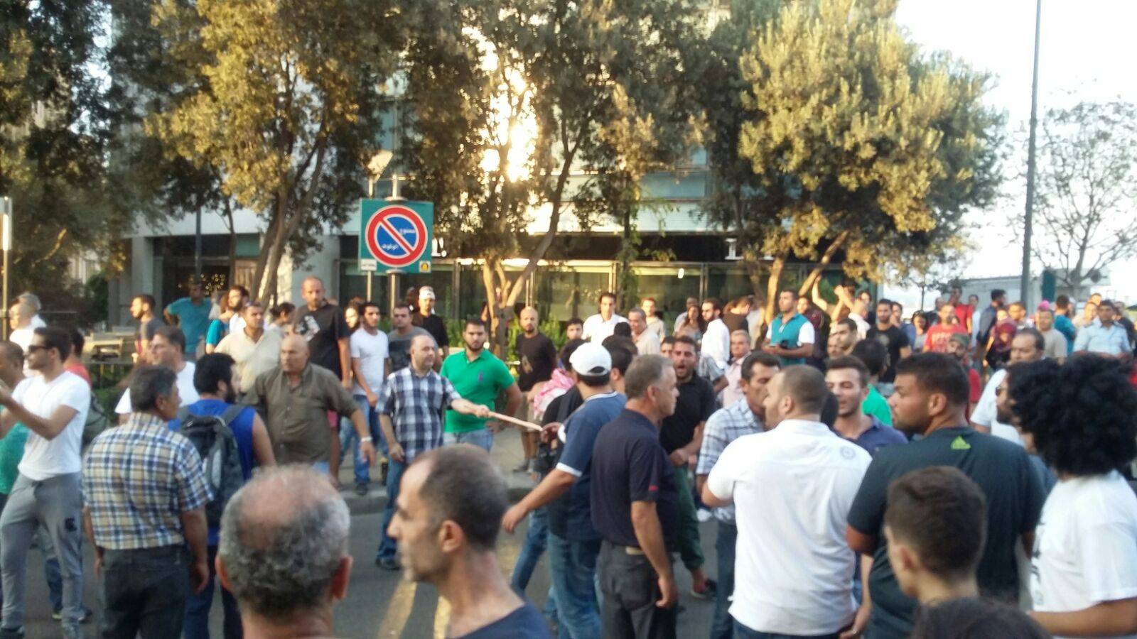 إشكال بين المتظاهرين أمام مبنى النهار