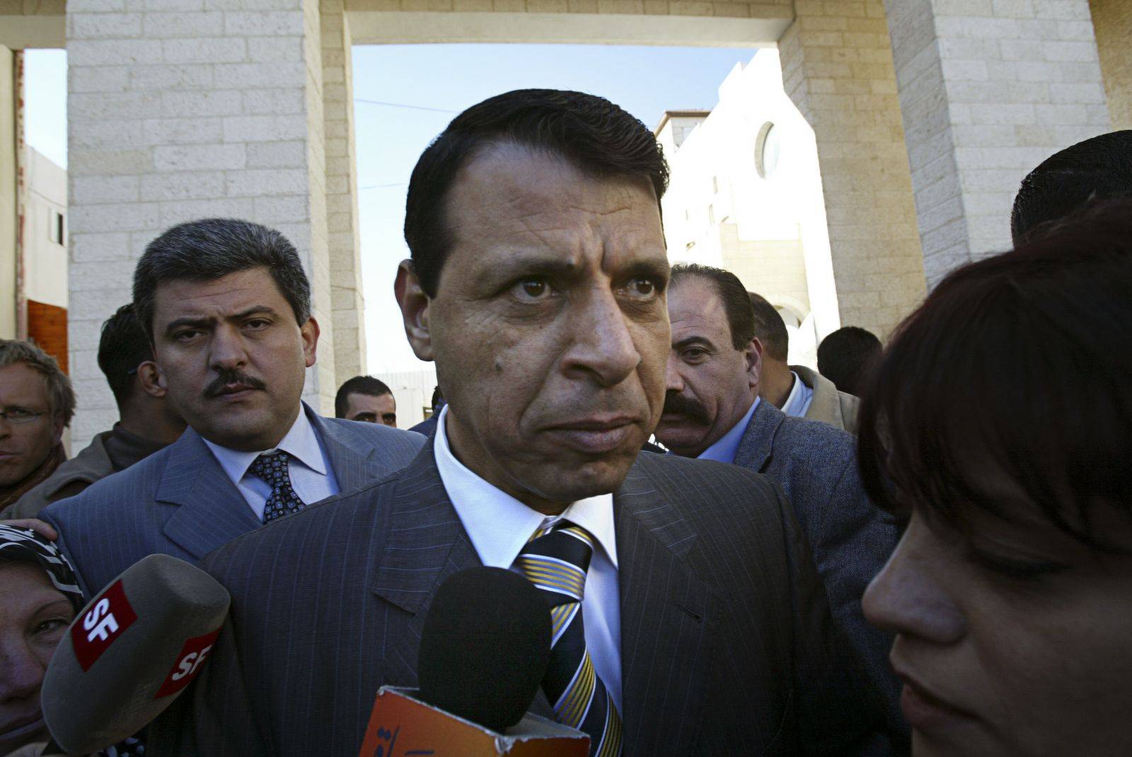 موقع إسرائيلي “يلمع” دحلان ويكشف كيف أصبح أقوى شخصية في الإمارات