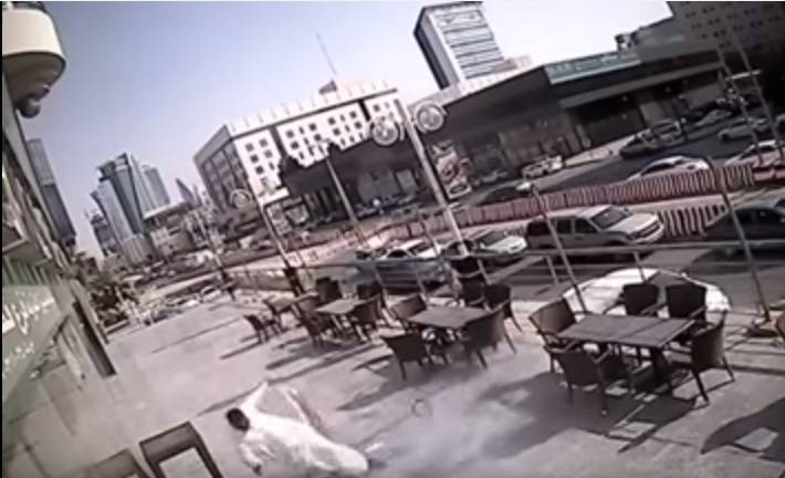فيديو لا يصدق لسعودي نجا بأعجوبة من سقوط لوح زجاجي عملاق