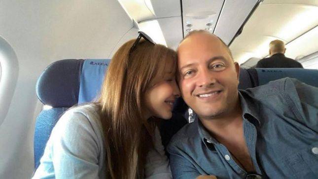 صور نانسي عجرم مع زوجها وابنتيها تحكي أكثر من قصة