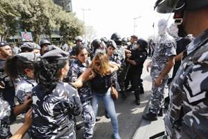 عندما يقف الفقير عاجزًا على دفع كفالة أمام سارقي بلده!