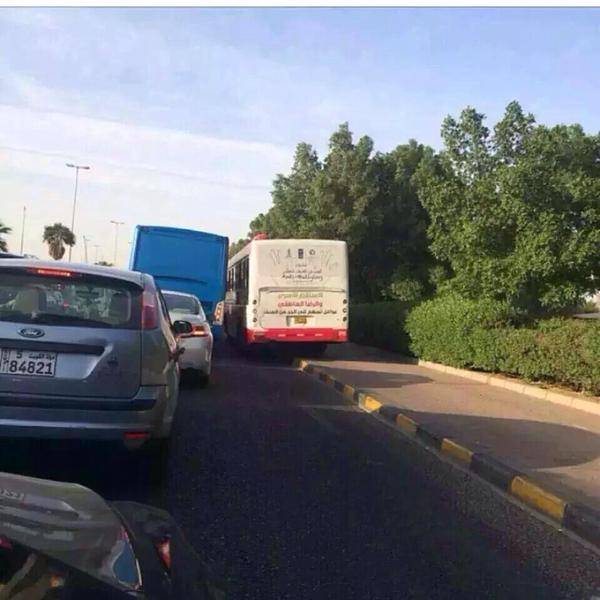 صورة | فقط في الكويت " باص " يسير فوق الرصيف !
