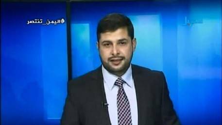 شاهد .. مذيع يمني يحاول تمالك نفسه بعد قراءة خبر استشهاد شقيقه على الهواء مباشرة