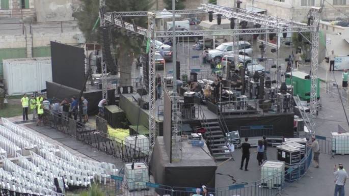 حفل غنائي تقيمه المغنية الإسرائيلية “سريت حداد” في المسجد الابراهيمي فيما الاحتلال يمنع المسلمين من الصلاة