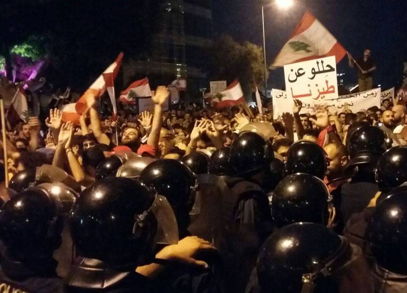 مجموعة من المتظاهرين وصلت إلى الجامع العمري