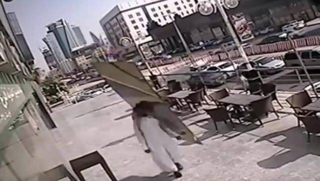 بالفيديو: سعودي ينجو من الموت بعد سقوط لوح زجاج على رأسه