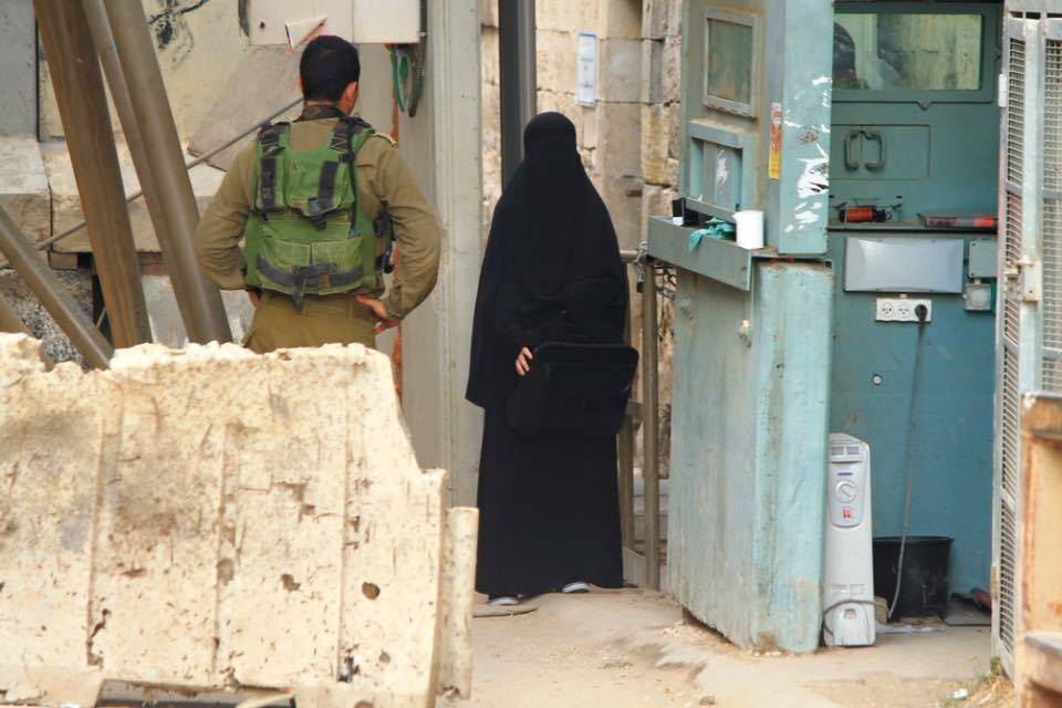 فيديو صادم.. جندي اسرائيلي يسحل طالبة فلسطينية بعد قتلها ويكشف نقابها