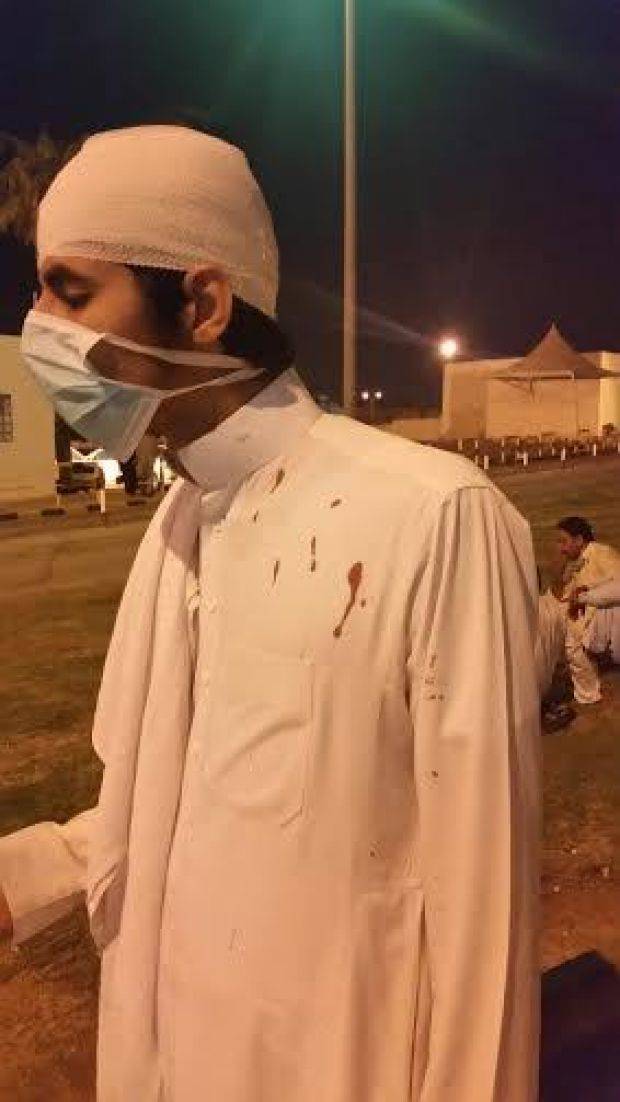 بالصور: سعوديون يهاجمون مركزاً لـ"الهيئة" ويبرحون عناصره ضرباً لهذا السبب ..