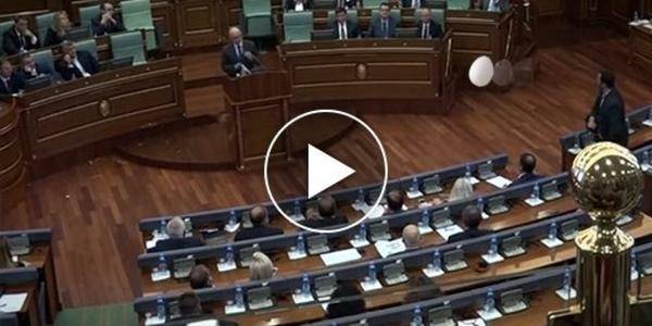 شاهد رشق رئيس الوزراء الكوسوفي بالـ 
