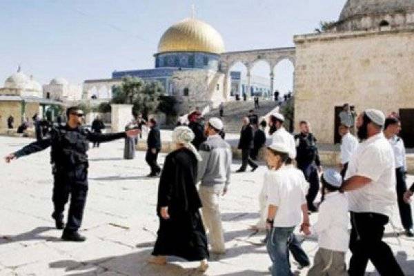 مستوطنون يهود يقتحمون المسجد الأقصى تحت حراسة الشرطة الإسرائيلية التي قيدت دخول المسلمين