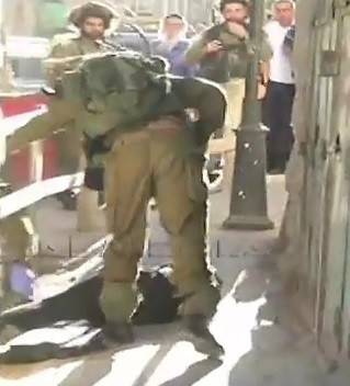 بالفيديو.. فلسطينية جريحة ملقاة على حاجز إسرائيلي