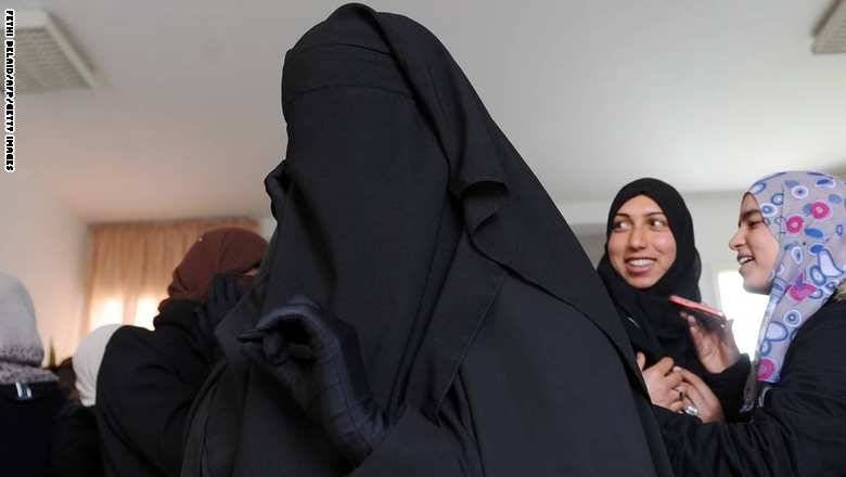وزارة التعليم التونسية تحظر ارتداء النقاب داخل المدارس وتهدّد بطرد معلمة ترتديه