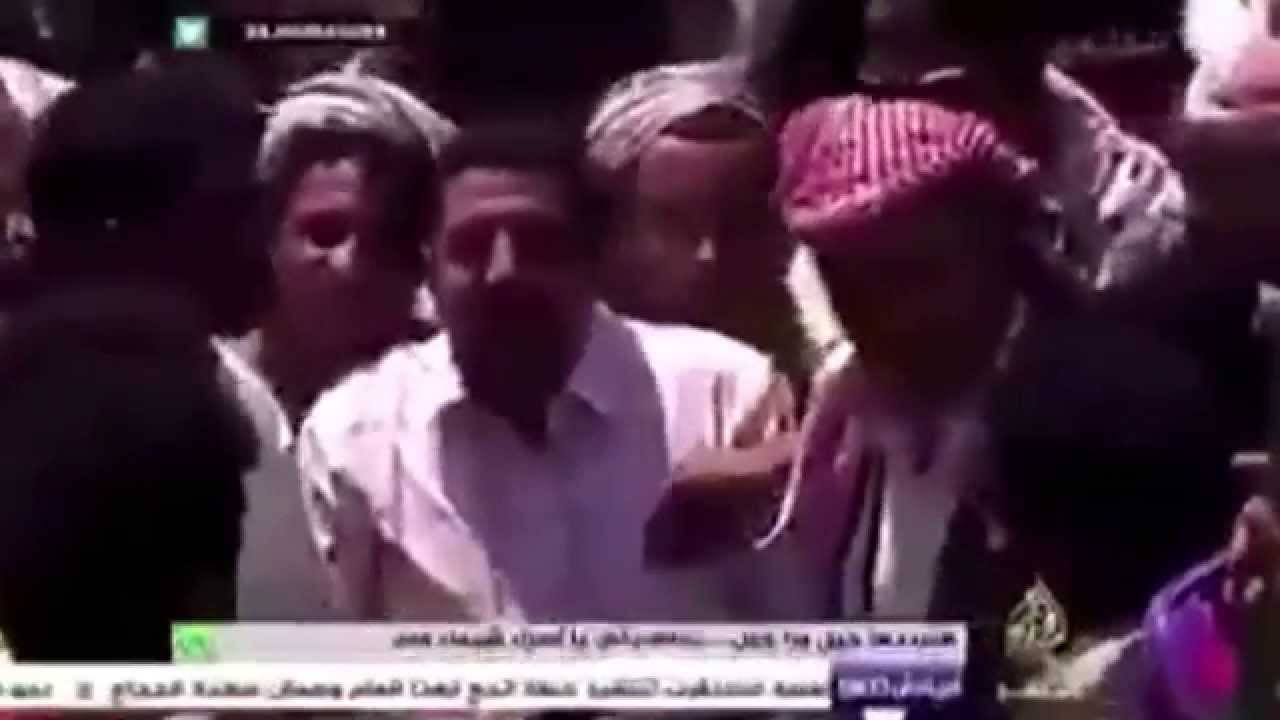 الفيديو: يمني يسرق هاتف مراسل الجزيرة