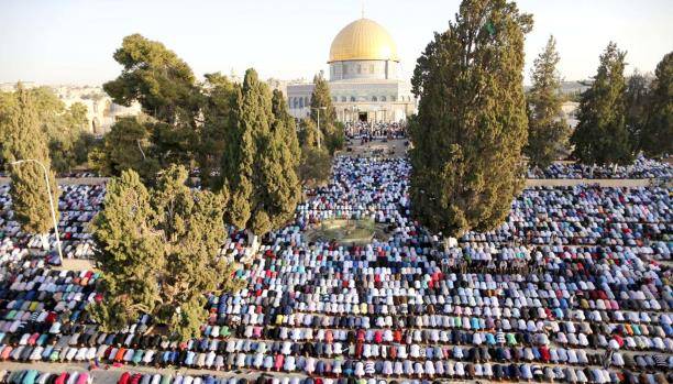 نحو خمسين ألف فلسطيني يؤدون صلاة العيد بالأقصى المبارك