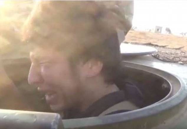 بالفيديو.. انتحاري مراهق يفجع بالبكاء قبل تنفيذ عمليته!