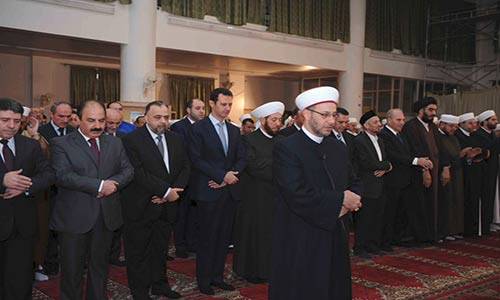 الاسد: لماذا مرافقوه كانوا خائفين في الصلاة؟