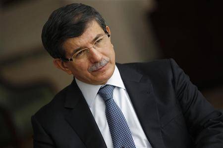 أوغلو يصل ديار بكر في زيارة مفاجئة لأداء صلاة العيد بها