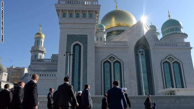 بالصور.. بوتين "يغازل" المسلمين بافتتاح "جامع موسكو الكبير" في "يوم عرفات"