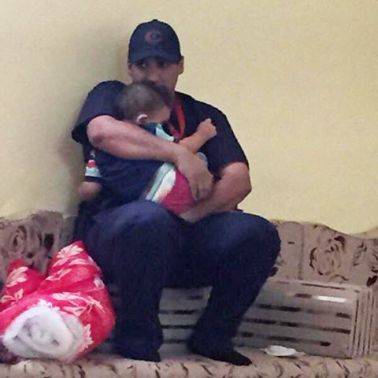 صورة مبكية .. ماذا فعل مسعف مع طفل توفي والداه بحادث التدافع؟