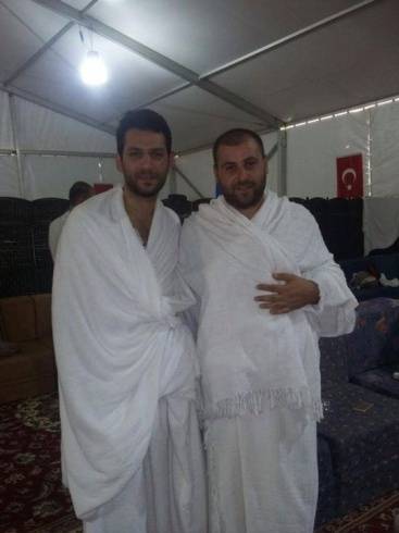 بالصور..النجم التركي مراد ينجو من الموت في حادثة التدافع في منى