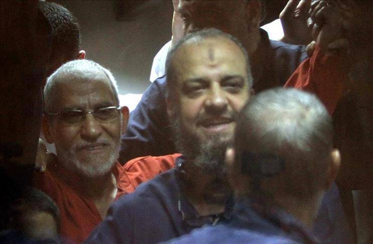 منظمة حقوقية: مسؤول أمني اعتدى بالضرب على مرشد الإخوان