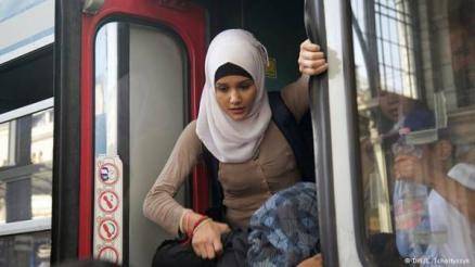 ألمانيا تخطط لمنح حق الإقامة للسوريين دون تقديم طلب لجوء