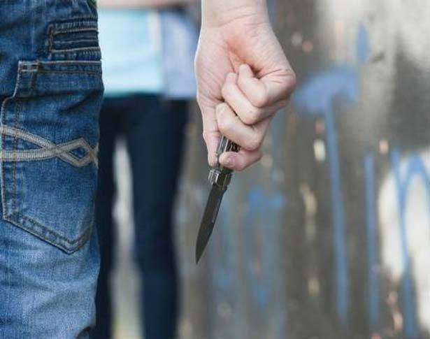 مدرب أردني يطعن لاعبه بآلة حادة !