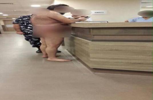 بالصورة - مريض يخلع رداءه ويقف عاريا بالكامل في أحد مستشفيات لبنان