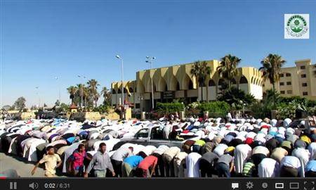 مصر: جدل حول صلاة الرجال بجوار النساء فى العيد