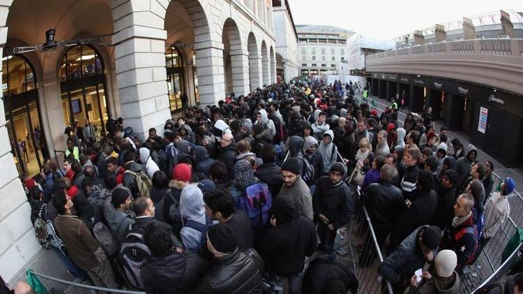 آبل تتوقع مبيعات قياسية لهاتفي آيفون الجديدين في المتاجر