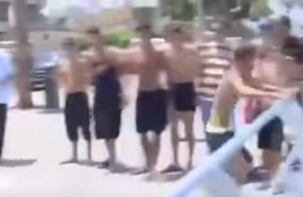 بالفيديو: شاهد نهاية التحدّي بين شباب للقفز على شاطئ عين المريسة الصخري!